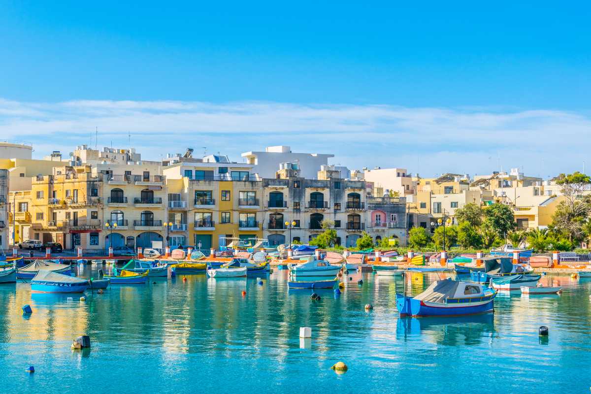 Interno termale delle Terme di Poseidon, piscine fumanti immerse nel verde, ospiti rilassati, Ischia