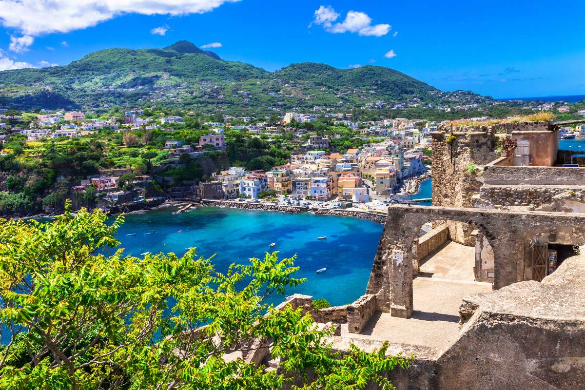 Scorcio dei Giardini La Mortella di Forio, Ischia, con fiori esotici, laghetti e vista panoramica sulla costa